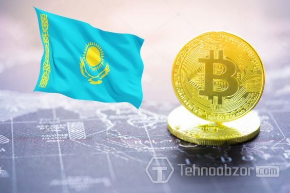 Монета Bitcoin поруч з казахстанським прапором