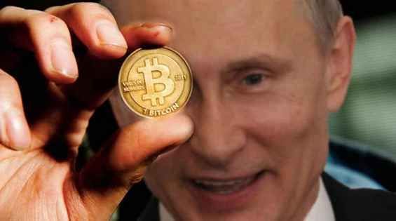 Володимир Путін тримає в руці монету біткоіни