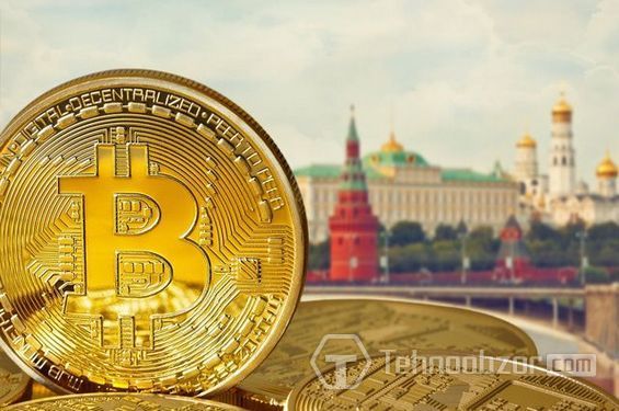 Монети біткоіни на тлі Кремля