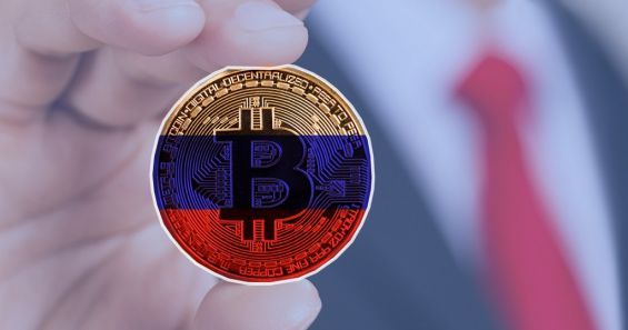Монета біткоіни пофарбована в кольори російського прапора