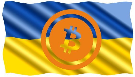 Емблема біткоіни на тлі прапора України
