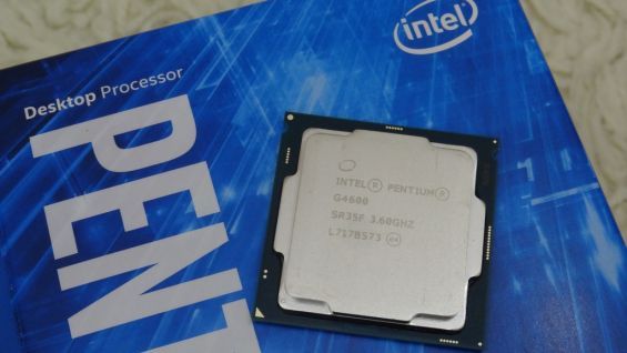 Процесор Intel Pentium G4600 лежить на коробці