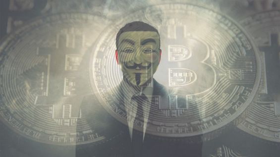 Чоловік в масці і монети Bitcoin