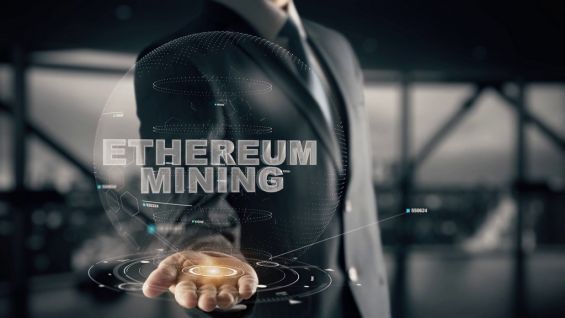 Напис Ethereum Mining над долонею