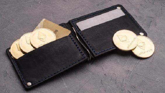 Монети Ефіріума біля гаманця