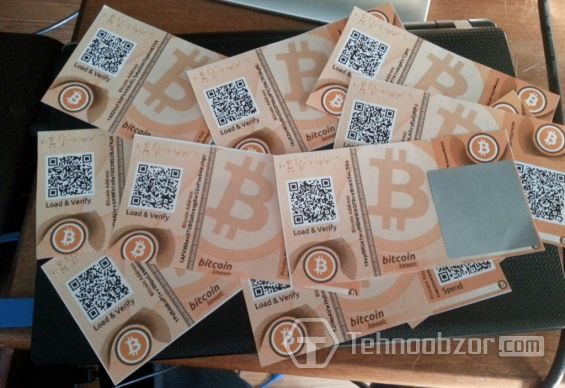 Кілька паперових гаманців Bitcoin вид зверху