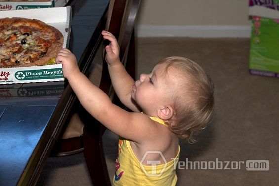 Дочка Ласло Хейніца дивиться на піцу, куплену за біткоіни