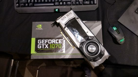 Відеокарта NVIDIA GeForce GTX 1 070 лежить на упаковці