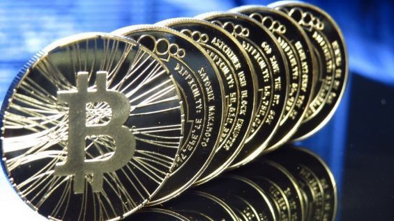Шість монет Bitcoin крупним планом
