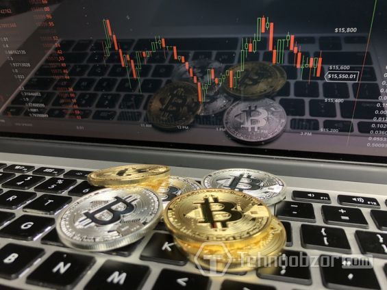 Монети Bitcoin на клавіатурі ноутбука