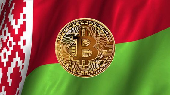 Монета Bitcoin на тлі білоруського прапора