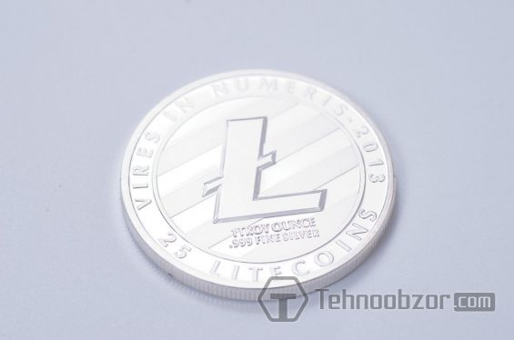 Монета Лайткоіна на світлому фоні
