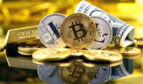 Монети криптовалюта, золоті злитки і доларові купюри