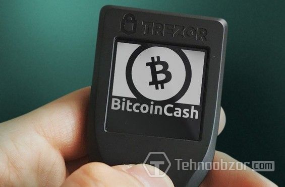 Значок Bitcoin Cash на дисплеї апаратного гаманця TREZOR