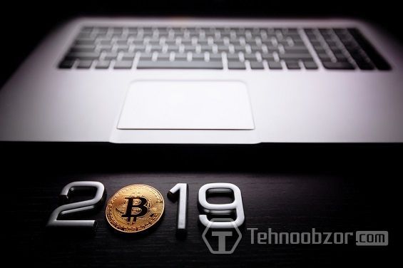 Клавіатура ноутбука і 2019 з монетою BTC