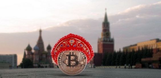 Монета біткоіни на тлі Червоній площі