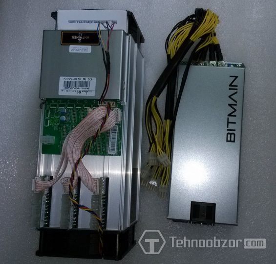 Вид згори на Асік Bitmain Antminer S9 для видобутку біткоіни