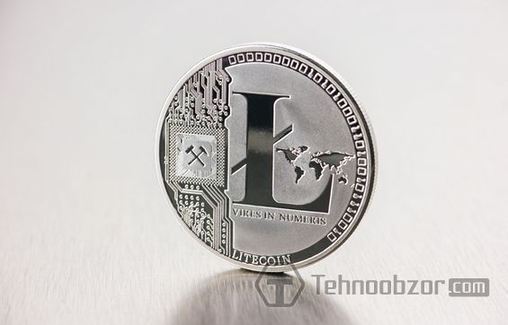 Монета Лайткоіна стоїть на ребрі