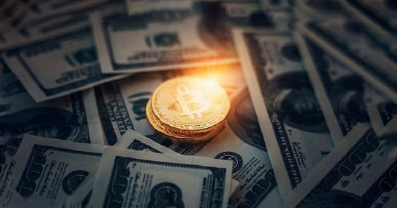 Світиться монета Bitcoin серед доларових банкнот