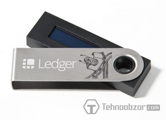 Апаратний гаманець Ledger Nano S на білому тлі
