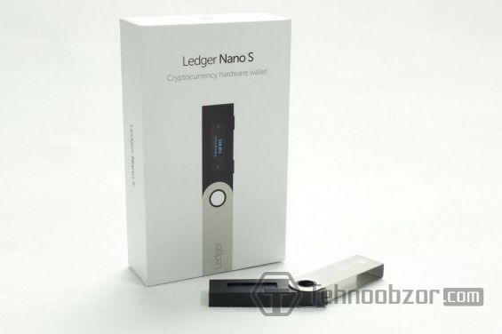 Гаманець Ledger Nano S лежить біля упаковки