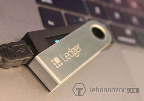 Гаманець Ledger Nano S лежить біля клавіатури ноутбука