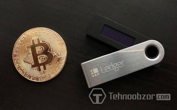 Монета біткоіни і апаратний гаманець Ledger Nano S