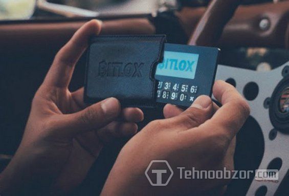 Апаратний гаманець Bitlox в руках користувача