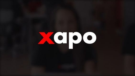 Назва гаманця XAPO на тлі дівчини