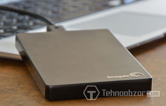 Зовнішній жорсткий диск підключений до ноутбука