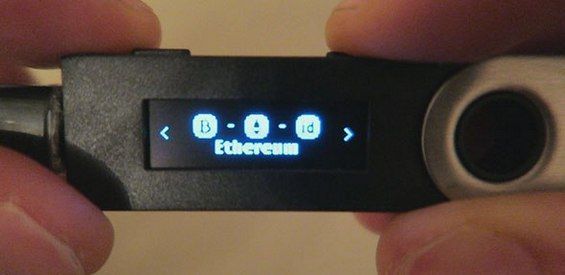 Значок Ефіріума на дисплеї апаратного гаманця