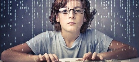 Молодий хакер за комп'ютером
