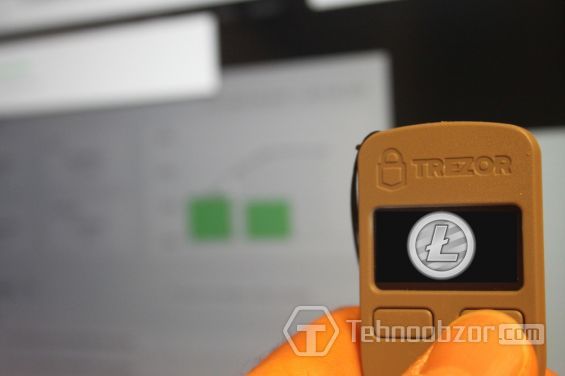 Монета Litecoin на екрані апарату Trezor