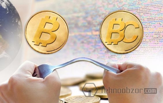 Монета Bitcoin і Bitcoin Cash на тлі комп'ютерного коду