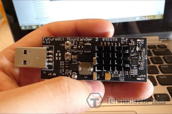 FutureBit MoonLander 2 Litecoin Scrypt Miner USB Stick в руці