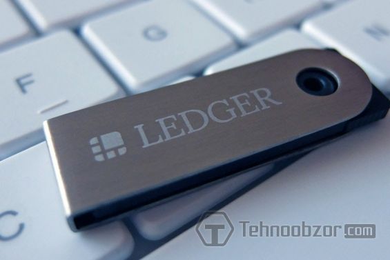 Апаратний гаманець Ledger Nano S крупним планом