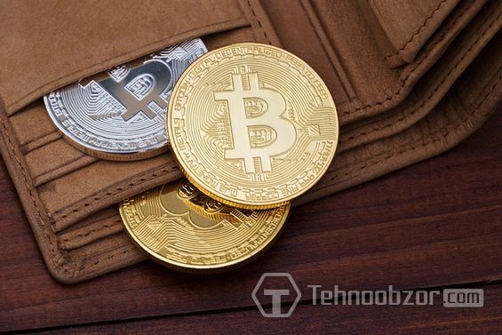 Монети Bitcoin в шкіряному гаманці