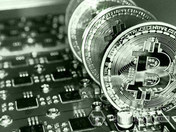 Монети Bitcoin стоять на комп'ютерної плати