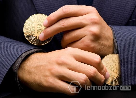 Чоловік ховає монету криптовалюта в рукав