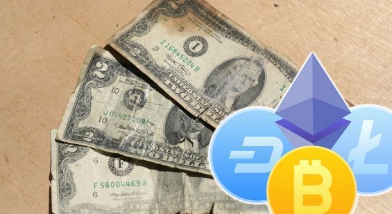 Значки популярних криптовалюта і потерті доларові банкноти